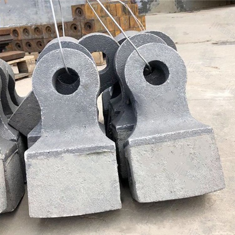 復合破碎機錘頭、合金反擊破板錘、錳鋼鍛造榔頭等礦用粉碎配件鑄造件全解析